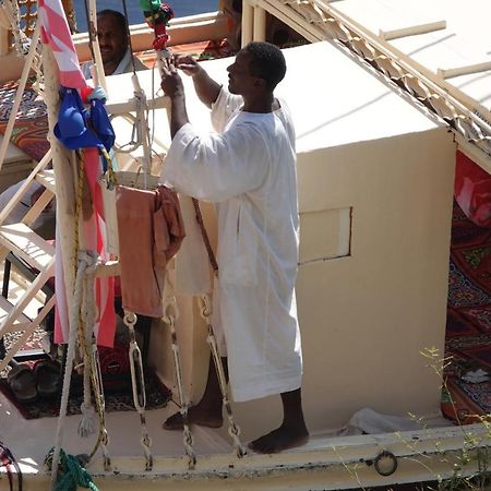 Jj Jamaica Felucca Hotel Aswan Bagian luar foto
