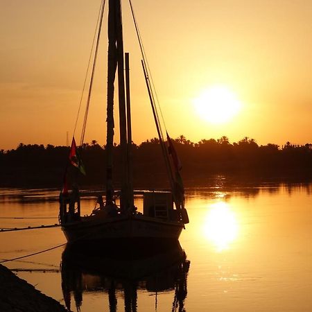 Jj Jamaica Felucca Hotel Aswan Bagian luar foto