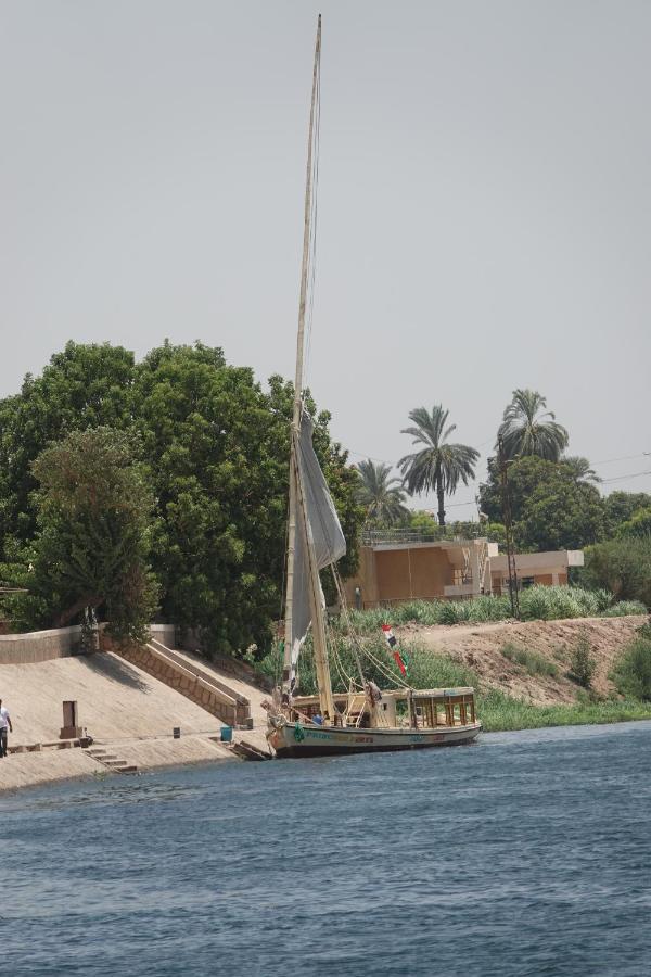 Jj Jamaica Felucca Hotel Aswan Bagian luar foto