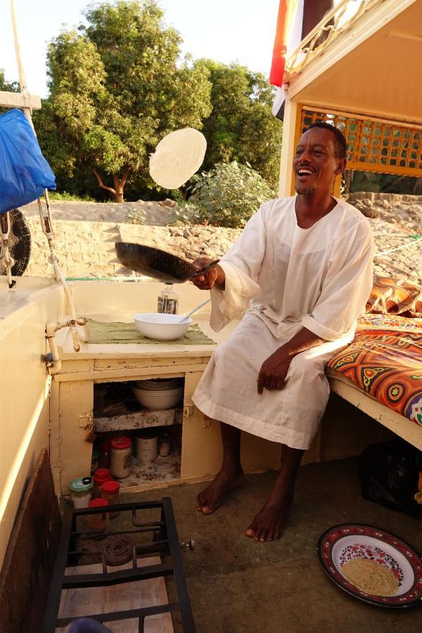 Jj Jamaica Felucca Hotel Aswan Bagian luar foto