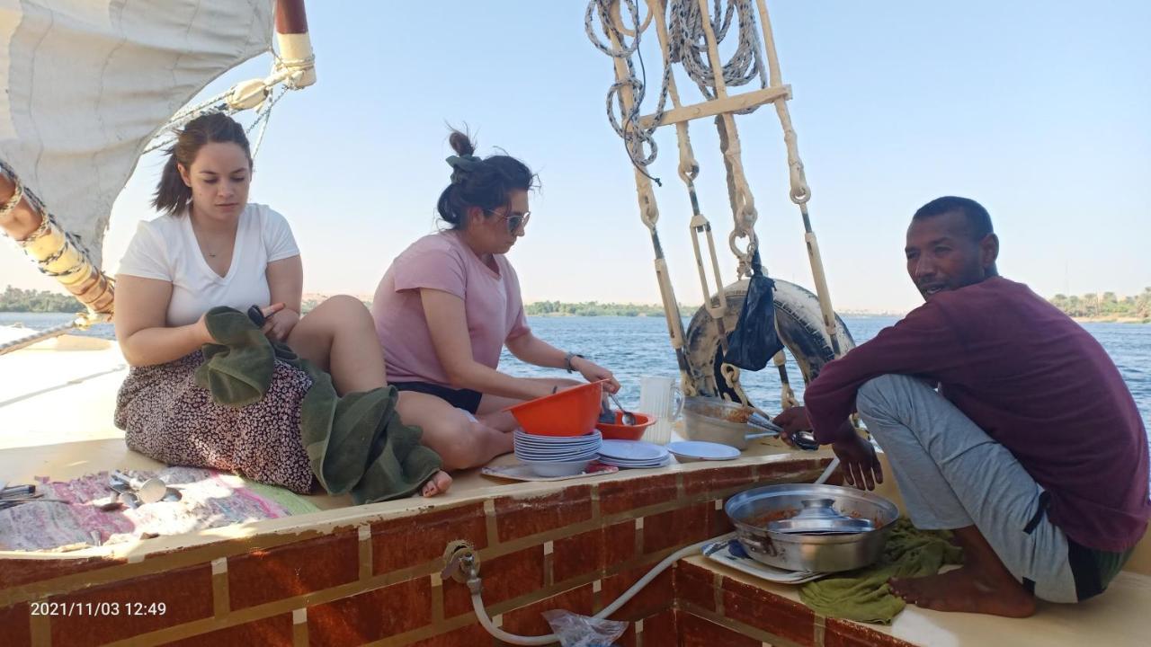 Jj Jamaica Felucca Hotel Aswan Bagian luar foto